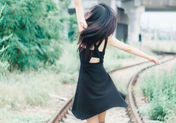 连衣裙如何搭配  连衣裙的搭配方法有哪些