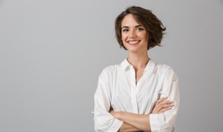 白衬衫穿搭牛仔裤女（白衬衫穿搭牛仔裤女士）